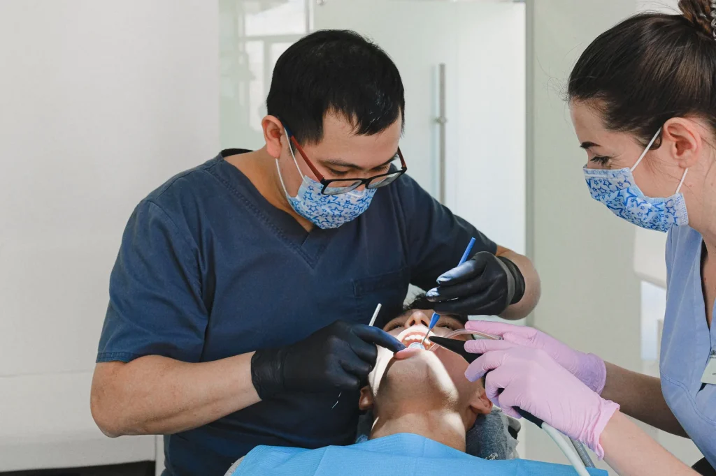 Vệ sinh cầu răng sứ đúng cách: 5 bước tại nhà ngay hôm nay