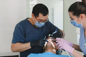 Vệ sinh cầu răng sứ đúng cách: 5 bước tại nhà ngay hôm nay