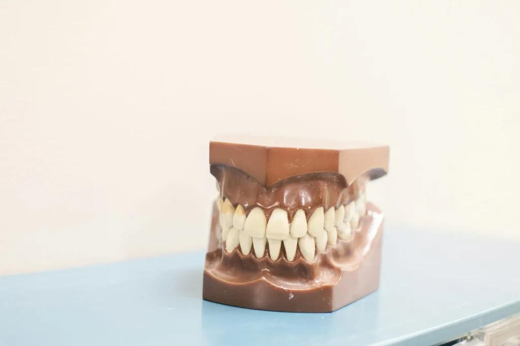 Phân biệt hàm giả toàn phần và bán phần: Cách chọn đúng