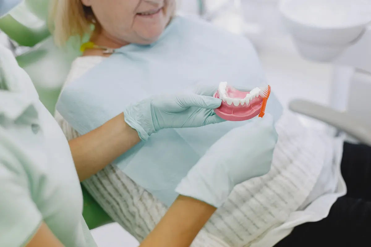 Hướng dẫn chăm sóc hàm giả tháo lắp hàng ngày