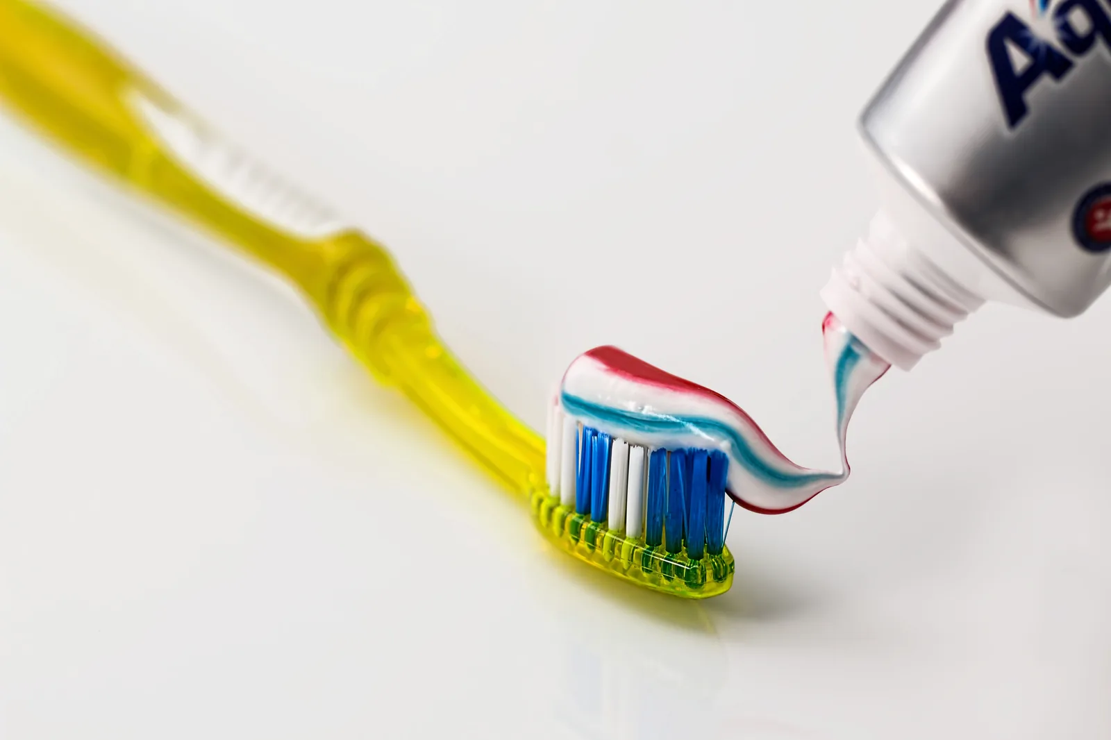 Kem đánh răng nào được khuyên dùng cho bọc sứ?